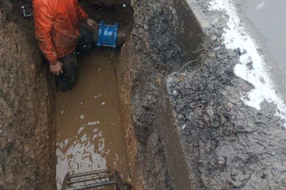 В Ровеньках «Луганскводе» удалось устранить серьезную аварию    Порыв произошел на водоводе, который обеспечивает водой центр Ровеньков и поселок Черниговский.  Чугунную трубу порвало в субботу, 23 ноября. Авария произошла под землей почти на трехметровой глубине.  - Специалисты провели земляные работы, откачку воды из котлована и заменили аварийный участок трубы, - рассказали в Минстрое ЛНР.  Уже на следующий день подачу воды удалось восстановить. Работы провели четыре специалиста с использованием двух единиц техники.