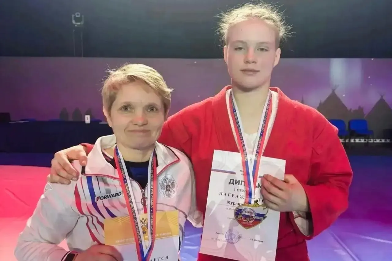 Лошкин поздравил самбистку Мурзину с выходом на чемпионат мира Челябинская самбистка Алена Мурзина завоевала золото завершившегося в Ноябрьске первенства России в весе до 72 кг и возрастной категории 14 16 лет Осенью спортсменка войдет в состав национальной сборной которая сразится за звание сильнейших на чемпионате мира в Греции С высоким результатом ее поздравил мэр и президент региональной Федерации самбо Алексей Лошкин Наша спортсменка показала высокий уровень подготовки и достойно представила Челябинск на всероссийских соревнованиях подчеркнул глава муниципалитета Благодарю Алену весь тренерский состав за такой результат и желаю успешного выступления на первенстве мира В соревнованиях участвовали 600 спортсменов из 70 регионов страны Воспитанница Юлии Чибичик и школы олимпийского резерва Локомотив уверенно обошла всех и в финале одержала победу над Ариной Степановой из Белгородской области Читайте Вечерку там где удобно Дзен ВКонтакте Одноклассники Max Telegram