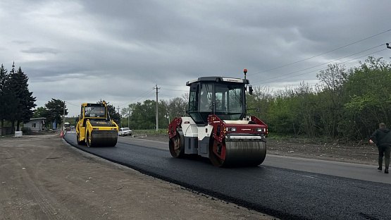 В Донецкой Народной Республике активно ведётся капитальный ремонт автодороги Донецк – Новоазовск – Седово, которая является одним из главных туристических маршрутов региона. На сегодняшний день дорожники уложили около 76 км нижнего слоя асфальтобетонного покрытия и 28 км верхнего. Всего в рамках проекта планируется привести в нормативное состояние более 100 км трассы. Эта дорога связывает Донецк со Старобешево и обеспечивает удобный подъезд к курортным зонам Азовского моря. Кроме того, она примыкает к федеральной трассе Р-280 «Новороссия», открывая путь в Ростовскую область. Подписаться Написать в бот
