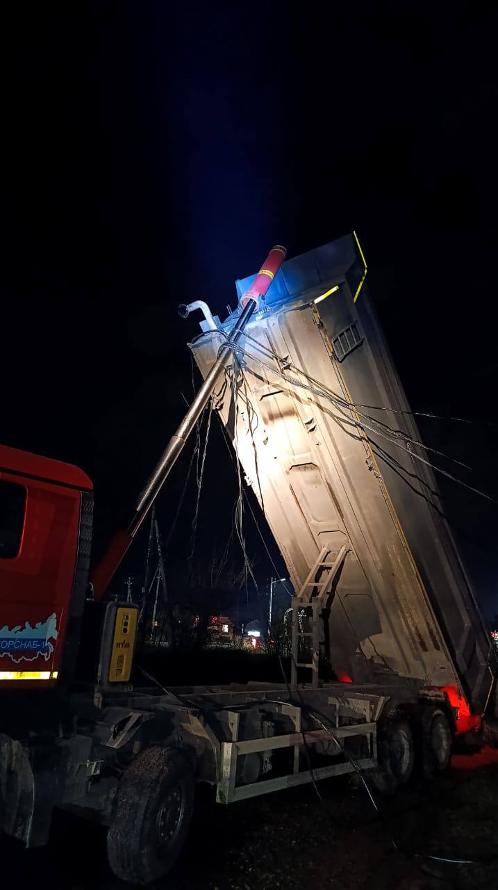 Грузовик оборвал провода и оставил часть Михайловска без света Это привело к аварийному отключению электроэнергии на следующих улицах ул Блинова ул Трактовая ул 8 Марта ул 9 Января ул Невская ул Шпака ул Ишкова ул Казачья ул Трактовая пер Кузнечный ул Климова з зд Кулешина ул Станичная пер Таманский ул Завгороднего ул Трунова ул Яблоневая ул М Жукова ул Г Ермолова пер Афганистанский ул Демидова ул Севрюкова Ул Марчука Ул Щипакина Ул Васильева и др Аварийные бригады уже работают частично электроснабжение восстановлено однако фронт работ значительный сообщил глава Шпаковского округа Игорь Серов Фото соцсети И Серова   Stavropol Media Прислать новость