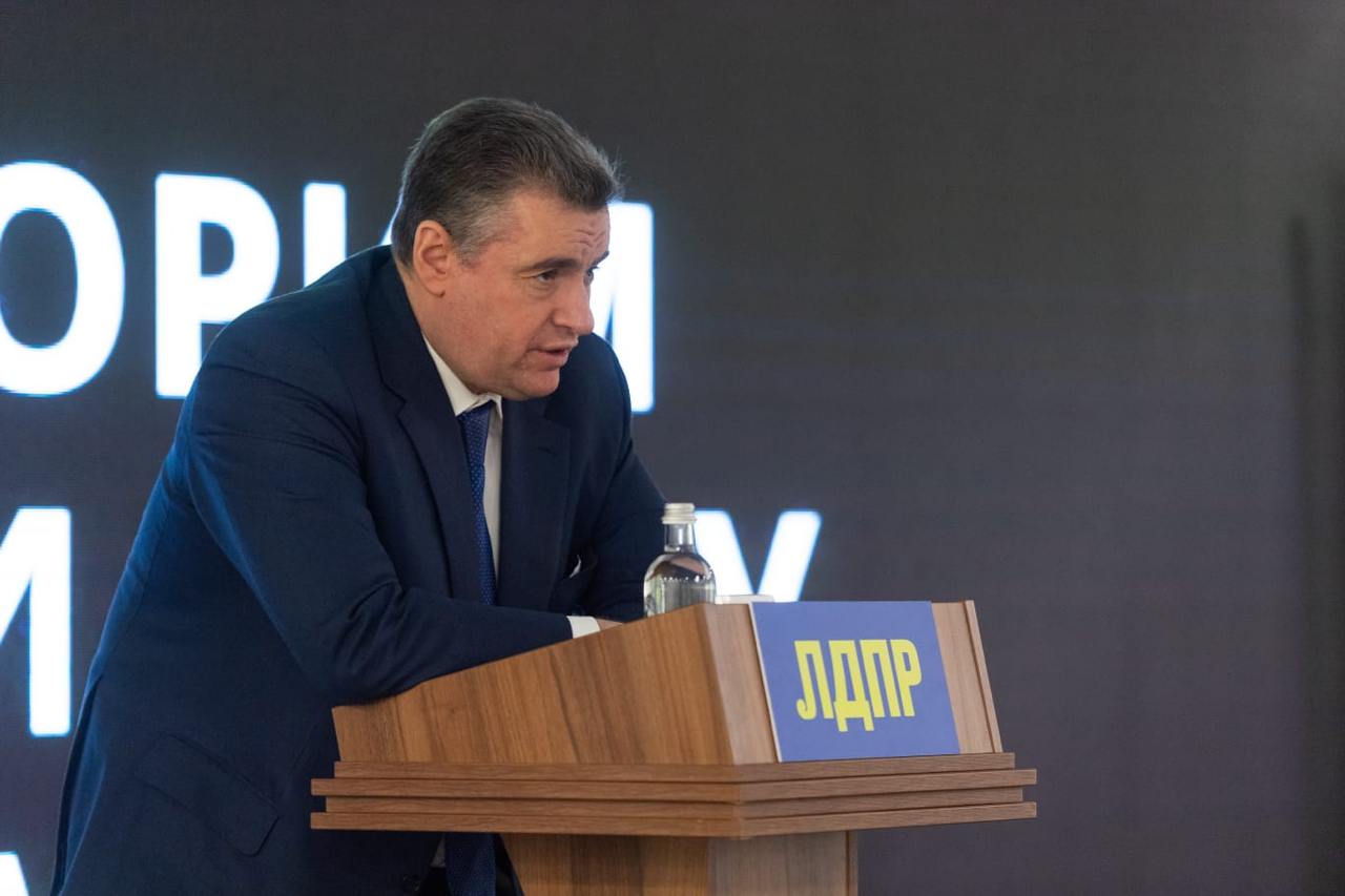 ЛДПР предложила вернуть АПК часть затрат на топливо Еще одна идея партии ввести МРЦ на продукцию фермеров Об этом заявил глава фракции Леонид Слуцкий пишет ТАСС Мы предлагаем вернуть сельхозпроизводителям хотя бы пятую часть годовых расходов на горючее Готовим соответствующее письмо в правительство сказал парламентарий По его словам вопрос компенсации затрат на топливо остается одним из самых болезненных для аграриев из за отсутствия адресной поддержки на эти цели Также ЛДПР добивается установления минимальных закупочных цен на фермерскую продукцию чтобы пресечь практику когда оптовики диктуют цену и вынуждают производителей сдавать мясо и молоко за бесценок уточнил депутат agroexpert Наши каналы