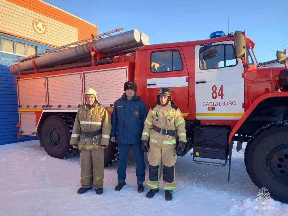 ТОЛК новости Барнаула Алтайского края и Республики Алтай Пожарные МЧС вытащили машину из кювета в метель на Рождество 6 января в окрестностях посёлка Тумановский легковой автомобиль съехал в кювет во время сильной метели Проезжавшие водители помочь не смогли и на помощь прибыли пожарные 84 й части 12 го отряда из Завьялово Жительница Новокузнецка Ольга поблагодарила МЧС Настоящие герои Как рассказали в МЧС в период непогоды 6 7 января спасатели совместно с другими службами помогли водителям и пассажирам 18 легковых автомобилей и двух автобусов ТОЛК ТОЛК в подробнее на канале ТОЛК новости Барнаула Алтайского края и Республики Алтай