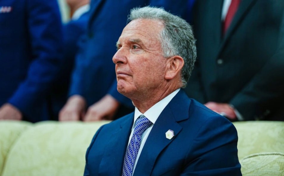 Администрация президента США Дональда Трампа в консультациях с Россией тайно работает над новым планом прекращения конфликта на Украине сообщили Axios американские и российские чиновники По данным издания новый план состоит из 28 пунктов которые делятся на четыре основные категории мир на Украине гарантии безопасности безопасность в Европе и будущие отношения США с Россией и Украиной Как отмечает Axios неясно как в этом документе отражены территориальные вопросы Американский чиновник рассказал изданию что разработкой плана руководит спецпосланник Трампа Стив Уиткофф который обсудил концепцию с главой РФПИ спецпредставителем президента России по инвестиционно экономическому сотрудничеству с зарубежными странами Кириллом Дмитриевым Последний в интервью Axios выразил оптимизм по поводу шансов этого плана на успех подчеркнув что мы чувствуем что позиция России действительно услышана Фото Aaron Schwartz CNP Global Look Press Следить за новостями РБК в Telegram