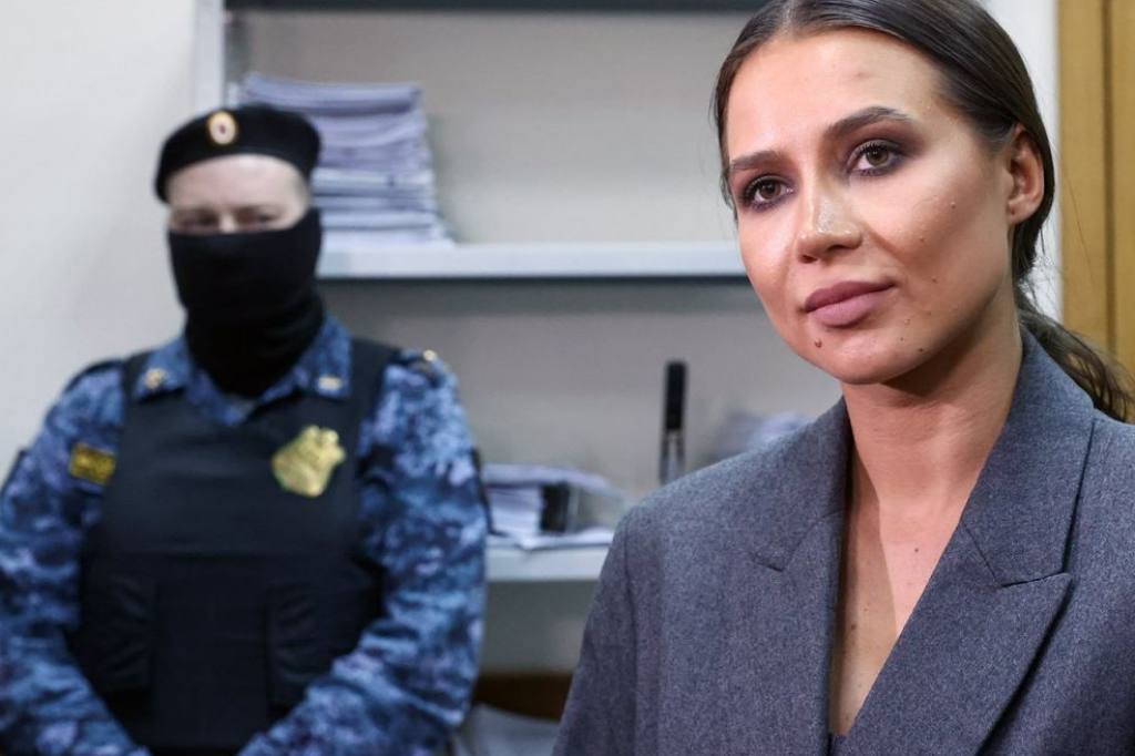 Блогер Валерия Чекалина забеременела в четвертый раз находясь под домашним арестом О беременности задержанной сообщили в РИА Новости со ссылкой на знакомых семьи блогера К материалам следствия приобщена справка о беременности Чекалиной выданная врачом гинекологом