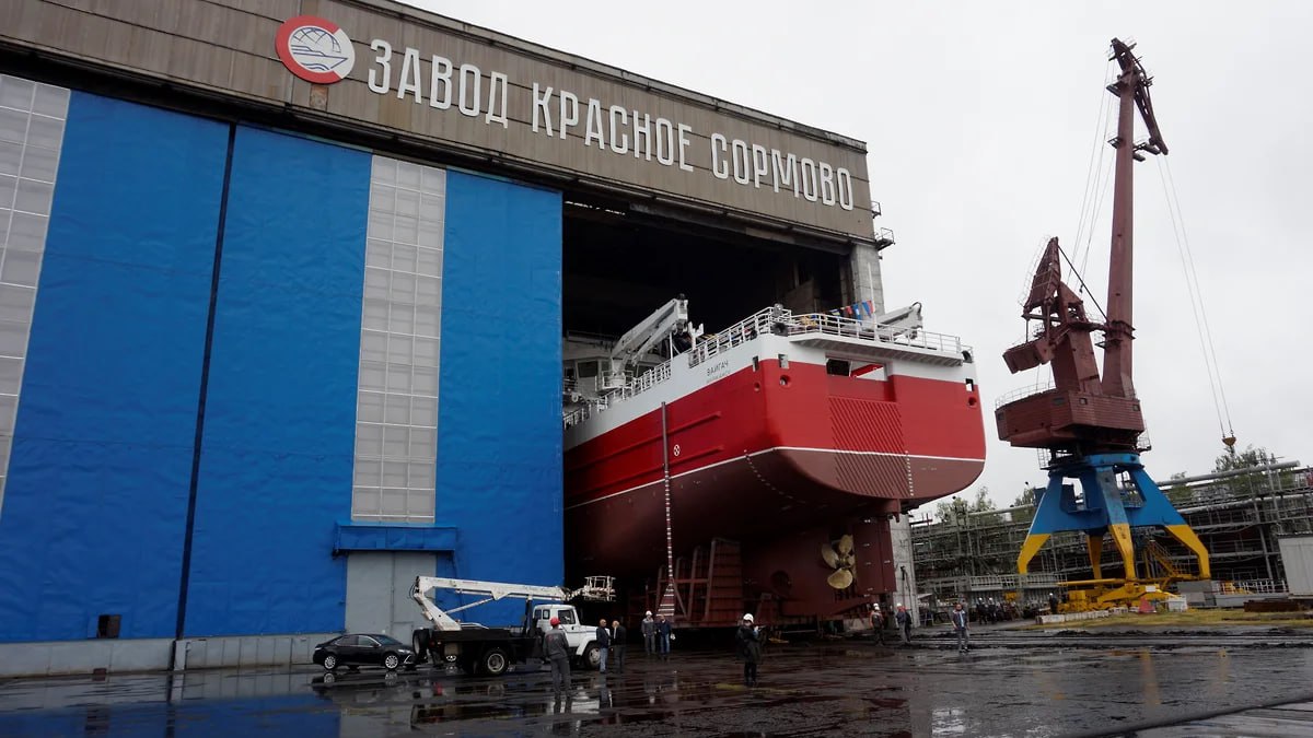 Краболов «Вайгач», построенный на нижегородском заводе «Красное Сормово», прибыл в порт постоянной приписки Мурманск  В октябре-ноябре судно будет проходить промысловые испытания в Баренцевом море. Затем «Вайгач» начнут использовать для добычи и переработки краба.  Строительство краболова-процессора «Вайгач» началось «Красном Сормове» в мае 2020 года. В июле 2022 года судно спустили на воду. Достройка и ходовые испытания прошли в 2023 году в Финском заливе.  Фото: Андрей Репин, Коммерсантъ