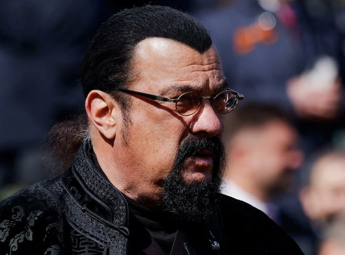 Американский актер Стивен Сигал продает двухэтажный особняк в клубном поселке Конус на Рублево Успенском шоссе сообщила компания NF Group выступающая эксклюзивным консультантом по продаже резиденции Директор департамента загородной недвижимости NF Group Татьяна Алексеева рассказала Ъ FM что господин Сигал в резиденции не проживает а решение о продаже связано с переездом владельца в другой загородный дом По ее словам объект был куплен готовым и затем адаптирован под собственника В числе особенностей продуманная планировка кинотеатр винная комната и кабинет К плюсам относятся локация приватность и близость инфраструктуры Жуковки и Усово к условным минусам нишевый характер предложения и сдержанная архитектура в стиле американской классики REUTERS Maxim Shemetov Подписывайтесь на Ъ Оставляйте бусты