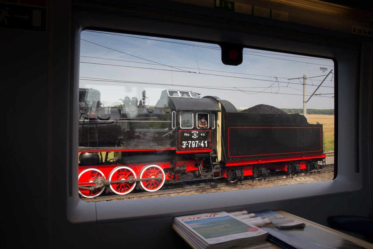 Железным дорогам России 188 лет 30 октября 1837 года 256 пассажиров отправились в первое железнодорожное путешествие в России из Санкт Петербурга в Царское Село   Поезд состоял из 8 вагонов и двигался с фантастической для того времени скоростью он преодолел около 27 километров всего за полчаса Успешный старт послужил толчком к развитию железнодорожного сообщения в стране было принято решение о строительстве Николаевской железной дороги между Петербургом и Москвой Сегодня протяжённость российских железных дорог превышает 86 тысяч километров Чтобы преодолевать большие расстояния быстрее скоро будут изготовлены поезда способные разгоняться до 400 км ч Подписаться на Телеграмму РЖД Голосовать за канал Подписаться на РЖД в MAX Каналы железных дорог