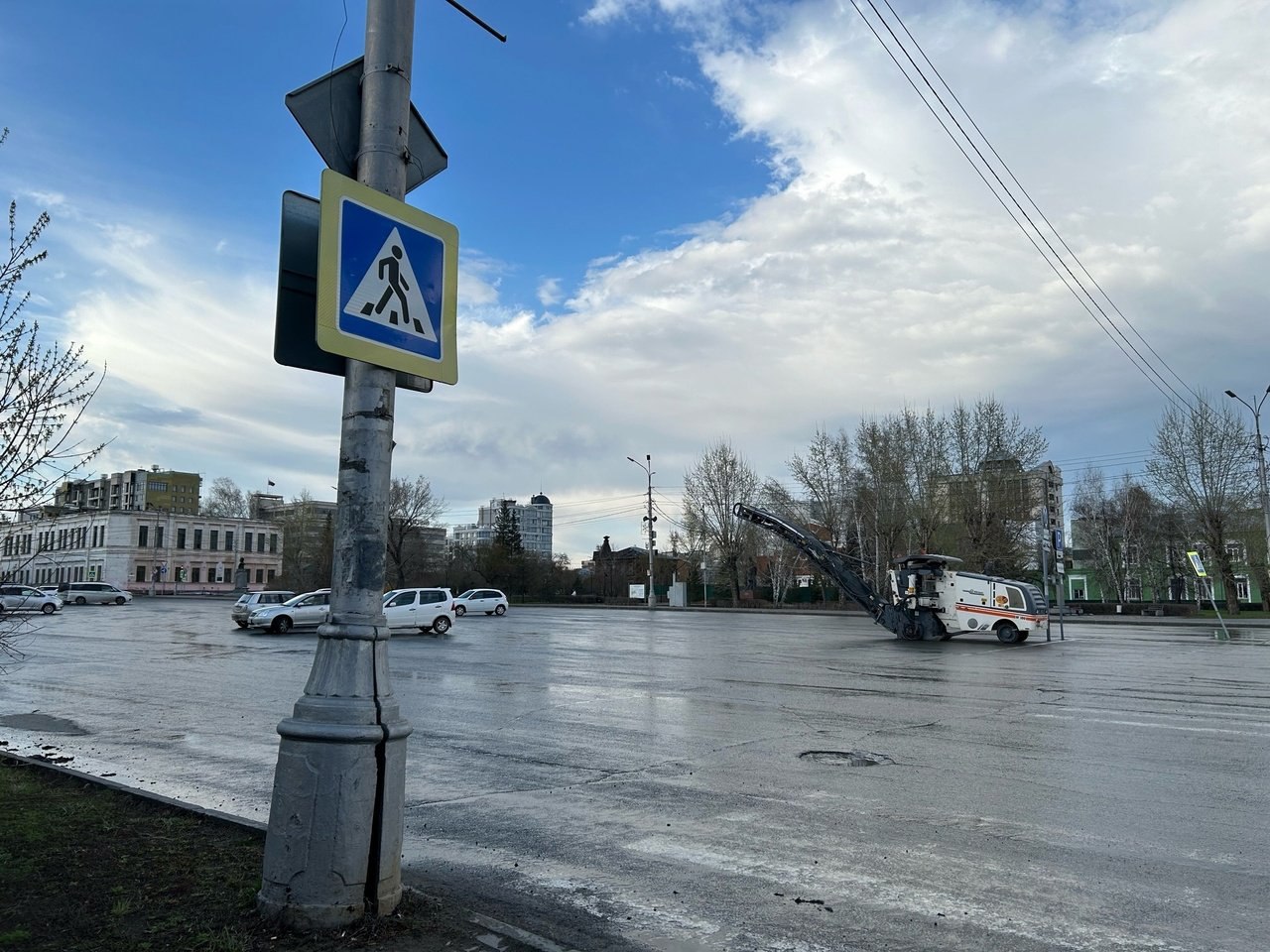 Площадь Свободы перекроют для создания главного новогоднего городка Барнаула В этом году главной площадкой празднования Нового года и Рождества станет площадь Свободы В связи с возведением праздничного городка и предстоящими торжествами движение на участке ограничат уже с 5 декабря Совместно с ГАИ разработаны временные схемы движения транспорта Значительных изменений в работе общественного транспорта не будет отметил замглавы администрации города по дорожному хозяйству и транспорту Андрей Курышин Известно что на площади установят большую горку с двумя скатами фигуры Деда Мороза и Снегурочки порядка 30 светодинамических фигур больше десятка интерактивных световых колонн световые качели Колокольчик Балансир стены Барабаны Движение конструкции Кубик и Домино Для украшения ели используют банты и шары опоры освещения украсят световыми бокалами Открытие главной городской елки намечено на 17 00 26 декабря Демонтируют праздничный городок до 4 февраля сообщает мэрия
