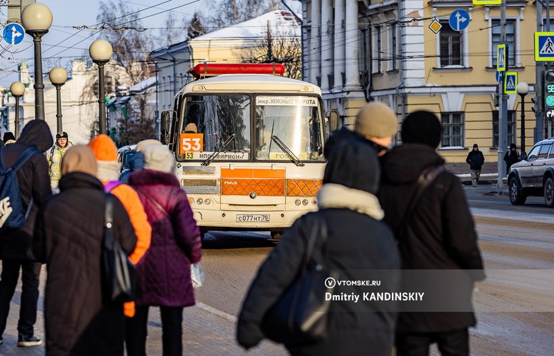 Как Томск намерен выходить из транспортного кризиса?  Мэр Дмитрий Махиня представил депутатам гордумы план по обновлению маршрутной сети, развитию муниципального транспорта и решению проблем с графиками движения. Среди ключевых инициатив:   привлечение экспертов Сибирского государственного автомобильно-дорожного института для разработки новой транспортной схемы;   закупка четырех автобусов «Вектор» для ТТУ, которые должны помочь улучшить транспортную доступность левобережья;   объединение прибыльных и убыточных маршрутов в одни лоты для проведения конкурса по поиску новых перевозчиков; мэр считает, что это даст администрации больше рычагов контроля;    запуск временного перевозчика на маршрут №8/9, который сейчас не функционирует.  Подробнее   vtomske.ru/news/208490  #томск #новоститомска