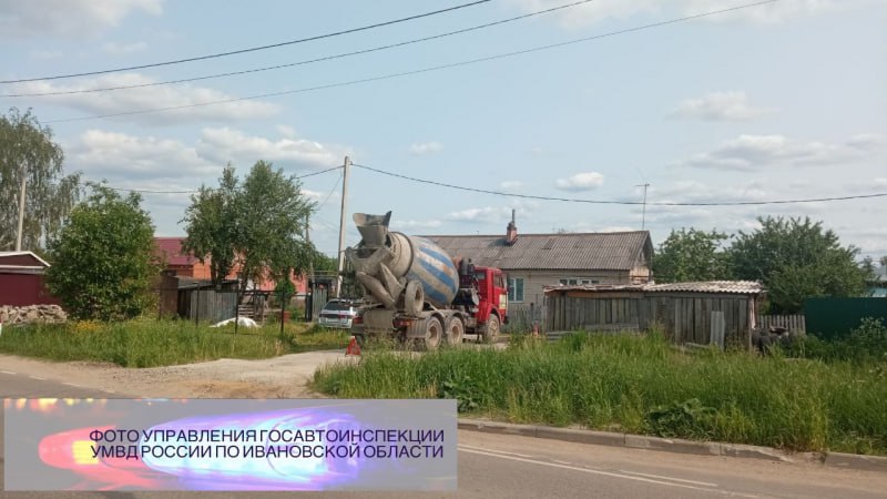 В селе Чернореченский водитель «Камаза» ремонтировал свой автомобиль. Во время работы машина соскочила с домкрата и наехала на 49-летнего мужчину, который находился впереди. Пострадавшего с многочисленными травмами увезли в больницу. Проводится проверка обстоятельств аварии. Подписаться Прислать новость
