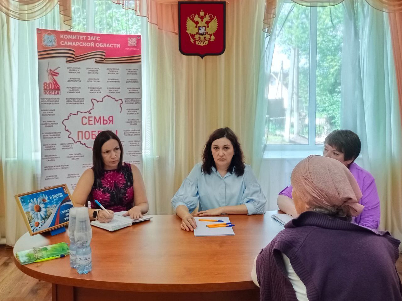 В рамках Всероссийской недели правовой помощи по вопросам защиты семьи в Алексеевском районе работала консультационная площадка для участников СВО и членов их семей.   Мероприятие объединило специалистов из разных ведомств, которые предоставили консультации по широкому спектру вопросов.   На приеме граждане получили подробные разъяснения по вопросам оформления социальных льгот, помощи в трудоустройстве, медицинской реабилитации, узнали о порядке получения документов о государственной регистрации актов гражданского состояния и взаимодействии с судебными органами.             За помощью в восстановлении документов и получении выплаты за награду обратилась мама погибшего бойца  Валентина Качурина, состоящая на сопровожлении в филиале Фонда "Защитники Отечества". Ее сын Алексей погиб при выполнении боевых задач в ходе спецоперации, посмертно награждён Орденом Мужества.  Участники консультационной площадки помогли Валентине Семеновне в получении данной выплаты и составлении искового заявления.
