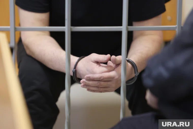 Житель Сургута обвиняемый в педофилии экстрадирован из Турции и заключен в СИЗО Нижневартовска 42 летний мужчина из Сургута подозреваемый в сексуальном насилии над собственным сыном в 2016 2017 годах был задержан в Стамбуле силами Интерпола и турецких спецслужб По данным следствия преступления совершались когда ребёнок не достиг 14 летнего возраста Школьник рассказал о произошедшем матери только в октябре 2023 года после чего она обратилась в полицию Подозреваемый узнав о возбуждении уголовного дела сбежал за пределы России Его экстрадировали в Россию и поместили в СИЗО Нижневартовска
