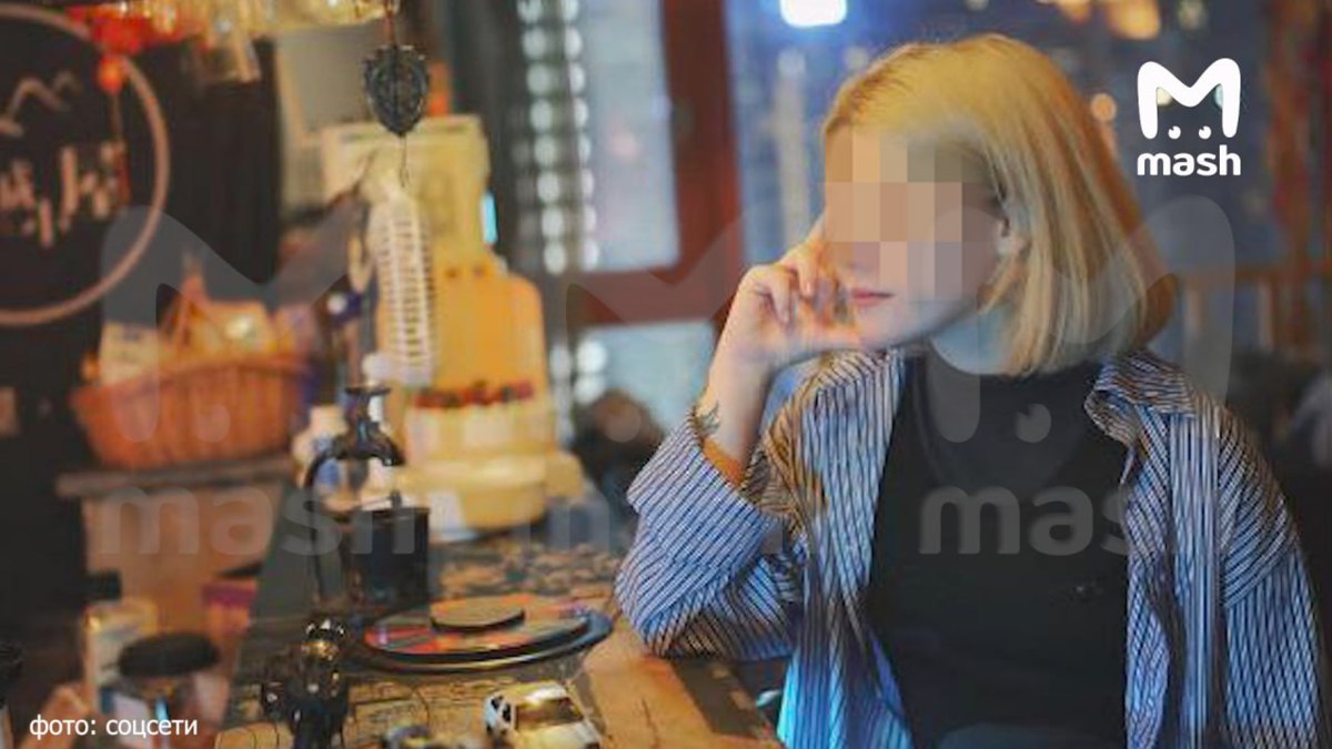 В Мьянме продали на органы и сожгли белорусскую туристку Изначально она поехала работать в Таиланд Как пишет Mash девушка прилетела на собеседование в Бангкок рассчитывая работать моделью но вместо этого её отвезли в Мьянму сделав рабыней в скам центре 4 октября родственники потеряли с ней связь Вскоре близкие девушки узнали что она мертва От семьи потребовали 500 тысяч долларов за выдачу её тела но спустя пару дней сообщили что она кремирована Родные сейчас пытаются добиться того чтобы на родину вернулся хотя бы прах девушки Точно таким же образом в руки бандитов попала читинка Дашима Очирнимаева которую тоже планировали продать на органы К счастью благодаря вмешательству российского консульства и местных силовиков её успели спасти Задонатить через бота Patreon Boosty