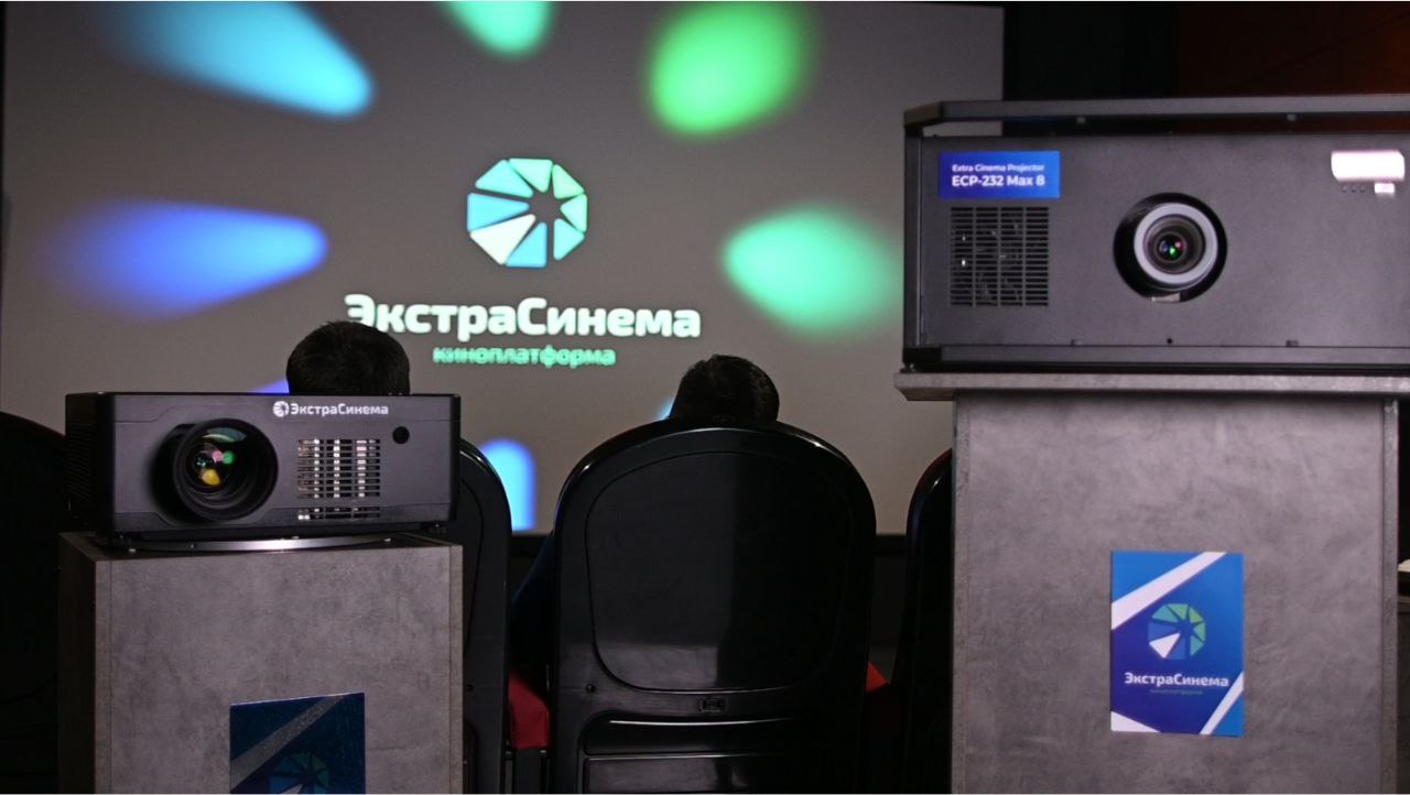 Кинозалы Экстра Синема откроются в регионах Дальнего Востока Компания Экстра Синема стала грантополучателем программы ТехноВосток 2030 Итоги пилотной программы подведены сегодня на Х Восточном экономическом форуме Сумма гранта составила 10 млн рублей На эти средства в регионах Дальнего Востока будут открыты 13 новых кинозалов по технологии Экстра Синема Запускаясь на Дальнем Востоке мы продолжаем работу по разворачиванию в России сети кинозалов вовлекая жителей отдалённых регионов в единое культурное пространство России обеспечивая культурный и технологический суверенитет страны подчеркнул руководитель компании Петр Чиряев Инновационный программно аппаратный комплекс Экстра Синема является первой в России полноценной экосистемой цифрового кинопроката Комплекс включает высокотехнологичный кинопроектор со встроенным медиасервером с поддержкой 4К UHD программную платформу защищенную систему цифровой дистрибуции контента инструменты управления правами сервисы планирования сеансов и билетных продаж аналитику посещаемости в реальном времени Кинозалы запустим в населенных пунктах где отсутствуют кинотеатры на базе существующих домов культуры школ и сельских клубов Наши специалисты проведут комплекс работ от оценки технических условий помещения до обучения сотрудников учреждений Все работы включая отбор заявок планируем провести до июля следующего года добавил Чиряев Универсальность технического решения Экстра Синема позволяет организовывать кинопоказы лекции обсуждения и формировать пространство для развития и просвещения В Якутии на родине проекта действует уже 74 х кинозала развернутых даже в самых отдаленных арктических селах Таким образом 113 тысяч сельских жителей республики получили возможность коллективного просмотра качественного контента в местах проживания Организаторами программы являются Фонд Сколково группа ВЭБ РФ в партнерстве с Фондом Восход при финансировании государственной корпорации развития ВЭБ РФ и поддержке регионов Дальневосточного федерального округа и Минвостокразвития ЭкстраСинемаДальнийВосток t me extracinema official