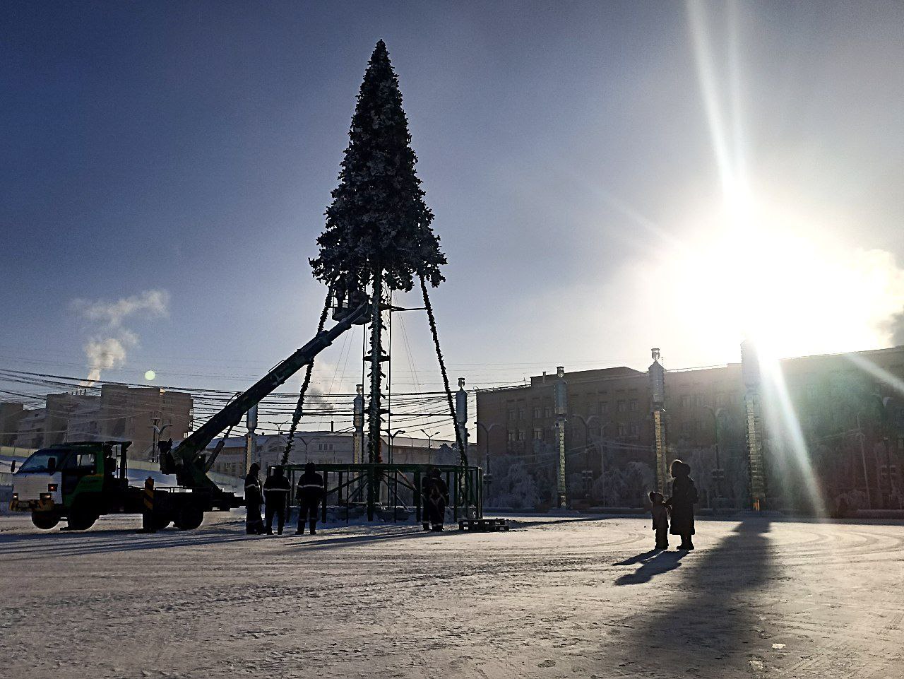 Яркие огни главной елки на площади Республики скоро погаснут до следующего декабря Демонтаж конструкций начнется уже в этот четверг 29 января сообщает Управление делами Главы РС Я Год назад елку убрали 14 февраля Этой зимой и установку и демонтаж елок в Якутске делают раньше С четверга специалисты СЭТО приступят к снятию украшений и разборке конструкции