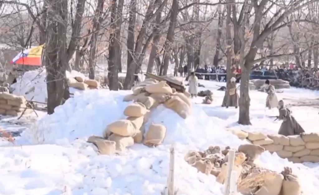 Интерактивная история военно исторический фестиваль Волочаевские дни вновь пройдет в ЕАО 6 Межрегиональный военно исторический фестиваль Волочаевские дни 6 прочно вошёл в культурное пространство Еврейской автономной области став значимой частью её патриотического наследия и живым воплощением исторической памяти За 8 лет существования фестиваль вышел на межрегиональный уровень а зрительская аудитория увеличилась до 5000 человек в фестивале примут участие военно исторические клубы из Хабаровского края Приморского края Амурской области Красноярского края Саратовской области Республики Саха Якутия Фестиваль пройдет 7 февраля в субботу программа стартует в 11 00 У сопки Июнь Корань для гостей организуют интерактивные площадки мастер классы выставки с исторической униформой экипировкой и макетами оружия а в рамках тематической квест игры участникам будет предложено пройти исторические интерактивы Подробнее читайте по ссылке riabir ru 475588