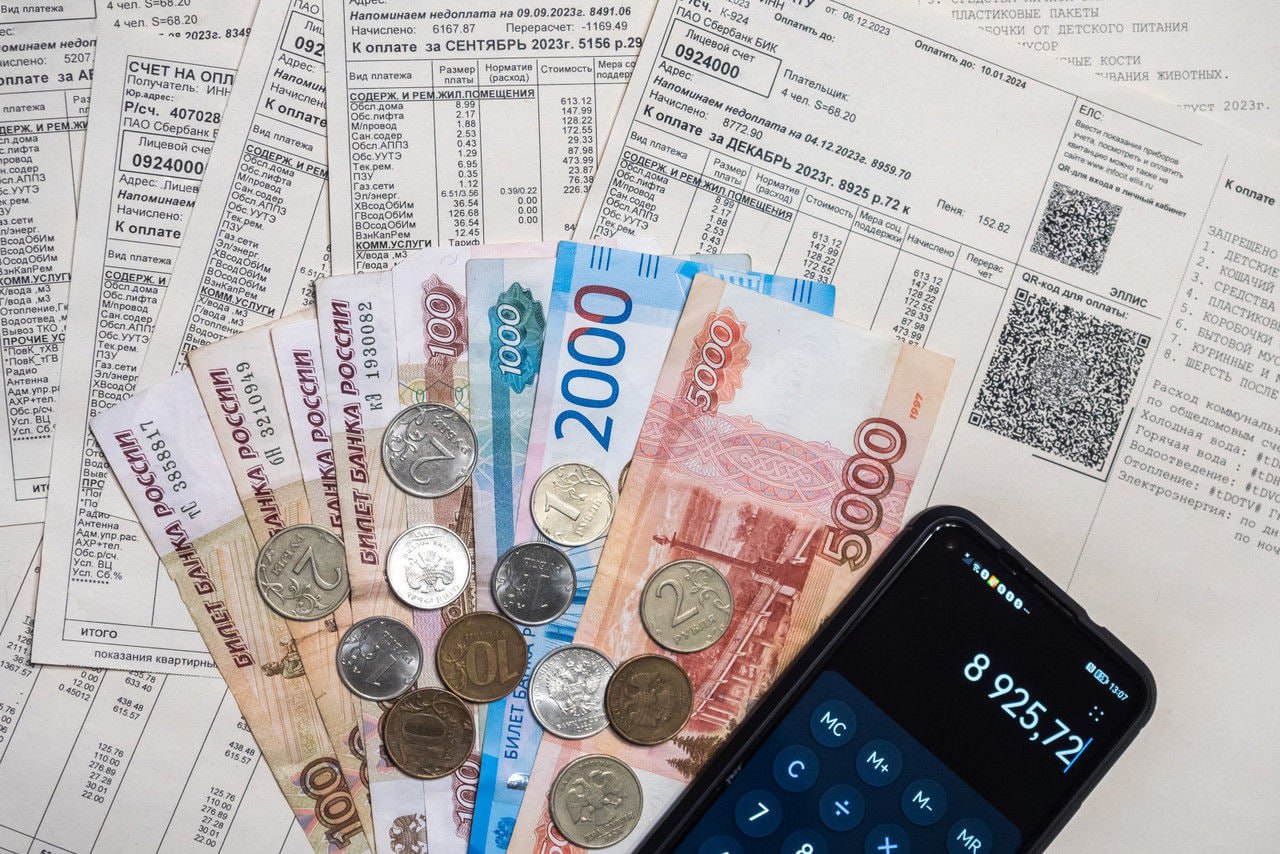 Власти сохраняют фокус внимания на социальной поддержке населения Так в Госдуме предложили установить величину максимально допустимой доли расходов семей России на оплату ЖКУ в размере 10 По мнению парламентариев в случае превышения указанной величины часть оставшихся расходов должна компенсироваться за счет средств межбюджетных трансфертов выделяемых из федерального бюджета бюджетам субъектов РФ Отметим что инициатива весьма актуальная долг населения за коммунальные услуги уже превысил 1 2 трлн рублей и продолжает увеличиваться В некоторых регионах власти пытаются помочь снижая порог задолженности но системное решение на федеральном уровне могло бы полностью исправить ситуацию для всех россиян