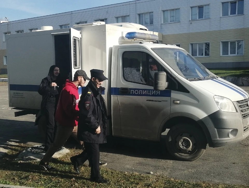 Военнослужащий по контракту приговорен к 5 5 годам колонии за уход в самоволку Рядовой в феврале 2025 года не вернулся из увольнения в воинскую часть и уехал в Челябинскую область где скрывался более двух месяцев 15 апреля он добровольно явился к дежурному по контрольно пропускному пункту воинской части в Магнитогорске сообщили в Магнитогорском гарнизонном военном суде 31 октября 2025 года суд признал военнослужащего виновным по статье о самовольном оставлении части в период мобилизации и назначил наказание в виде 5 лет 6 месяцев лишения свободы Приговор еще не вступил в законную силу Подписаться на chelkp