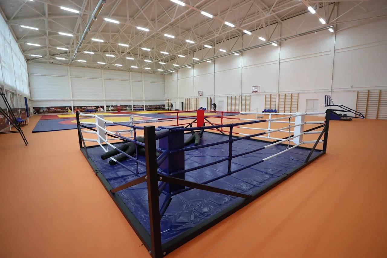 В Ингушетии в следующем году построят модульный зал единоборств на базе центра Мужичи Всего в ближайшие два года в республике запланировано возведение 15 новых спортивных объектов Так четырех умных спортивных площадки появятся в Назрани Сурхахах Али Юрте и Яндаре а также четыре многофункциональных объекта в Сунже Нижних Ачалуках Инарках и Мужичах Новые спортивные зоны в Плиево Малгобеке Сунже и Назрани откроют в 2027 году