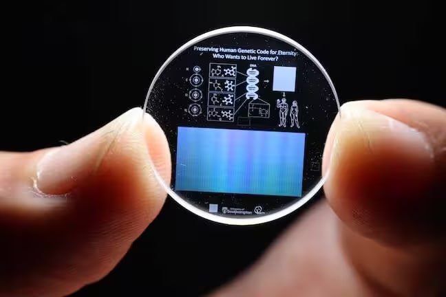 Этот мини диск способен хранить 360 ТБ данных 14 млрд лет Компания SPhotonix заявила что вывела свою технологию 5D Memory Crystal из лаборатории на уровень готовности к производству Носитель представляет собой пластину из плавленого кварцевого стекла данные на которой записываются с помощью фемтосекундного лазера кодирующего данные в наноструктурах Обещанный срок жизни носителя 13 8 млрд лет это примерно соответствует возрасту Вселенной Первоначальные затраты на систему составят приблизительно 30 000 за устройство записи и 6000 за устройство чтения SPhotonix привлекла уже 4 5 млн долларов инвестиций Мой Компьютер