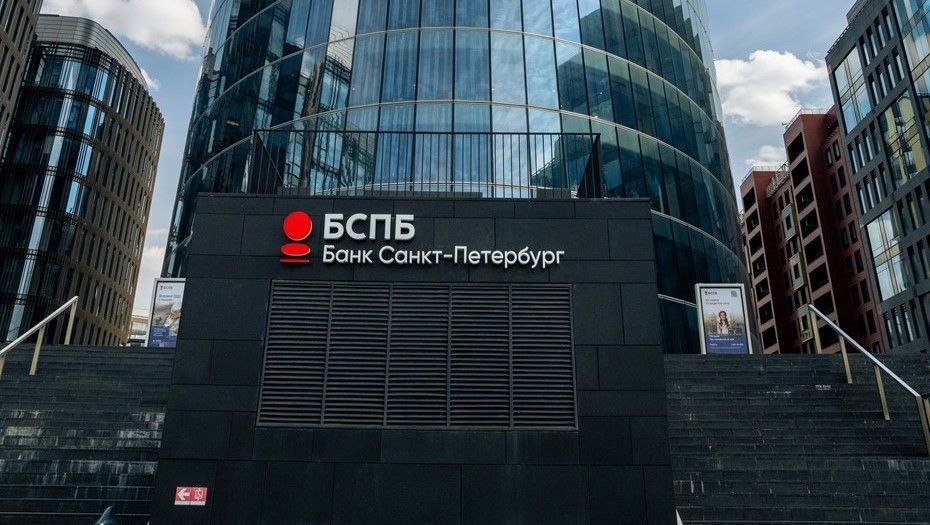 Банк Санкт Петербург рассматривает возможность направить на выплату дивидендов по итогам 2025 года 50 от чистой прибыли по МСФО говорится в сообщении банка Как сообщалось по итогам I полугодия 2025 года акционеры банка утвердили выплату дивидендов в размере 16 61 рубля на одну обыкновенную и 0 22 рубля на одну привилегированную акцию говорится в сообщении банка Всего на выплату дивидендов за I полугодие было направлено 7 4 млрд рублей 30 чистой прибыли по МСФО bspb trader book в MAX