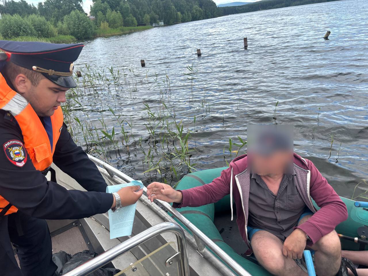 Чебаркульские полицейские вышли в рейд для проверки соблюдения установленных правил поведения на воде Сотрудники полиции Чебаркуля совместно с представителями Государственной инспекции по маломерным судам и городской администрации провели рейд на озере Еловое. В ходе мероприятия были выявлены управлявшие лодками четверо челябинцев, которые пренебрегли мерами безопасности как личной, так и своих пассажиров: у всех отсутствовали спасательные жилеты. В отношении мужчин составлены протоколы по статье 11.10 КоАП РФ за нарушение правил обеспечения безопасности пассажиров на маломерных судах. Специалисты также провели со всеми профилактические беседы, разъяснили правила, которые необходимо соблюдать при отдыхе на водных объектах. Еще одним нарушителем стала приехавшая из другого региона женщина, решившая поплавать вне зоны пляжа. За купание вне оборудованных пляжей или в неположенных местах она также была привлечена к административной ответственности. Профильным ведомством в отношении женщины был составлен административный протокол за нарушение требований статьи 15 закона Челябинской области об административных правонарушениях №584-ЗО. Полицейские напоминают, что установленные правила направлены на обеспечение безопасности граждан, следование которым позволит избежать нежелательных последствий. Стражи порядка призывают выбирать для купания оборудованные пляжи, где несут дежурство спасатели, и напоминают, что дети должны находиться в поле зрения родителей, при их пребывании в воде используйте надувные нарукавники или жилет, не позволяйте несовершеннолетним далеко заплывать во избежание несчастного случая. Во время катания на лодках спасательный жилет должен быть у каждого пассажира, в том числе и у рулевого. #мвд74 #полиция74 #челябинскаяобласть #полицияюжногоурала
