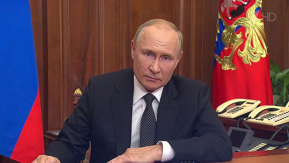 Ожидается важное заявление президента России Владимира Путина — СМИ Журналисты Кремлёвского пула анонсировали громкие заявления российского президента со словами «не ложитесь спать». Заявления Путина взорвут американский вечерний прайм-тайм. Точной информации о времени пока нет, но издания сообщают, что выступление Путина планируется после окончания официальных встреч поздно вечером. Ваши видео высылайте нам в бот Подпишись поделись Прислать видео новость
