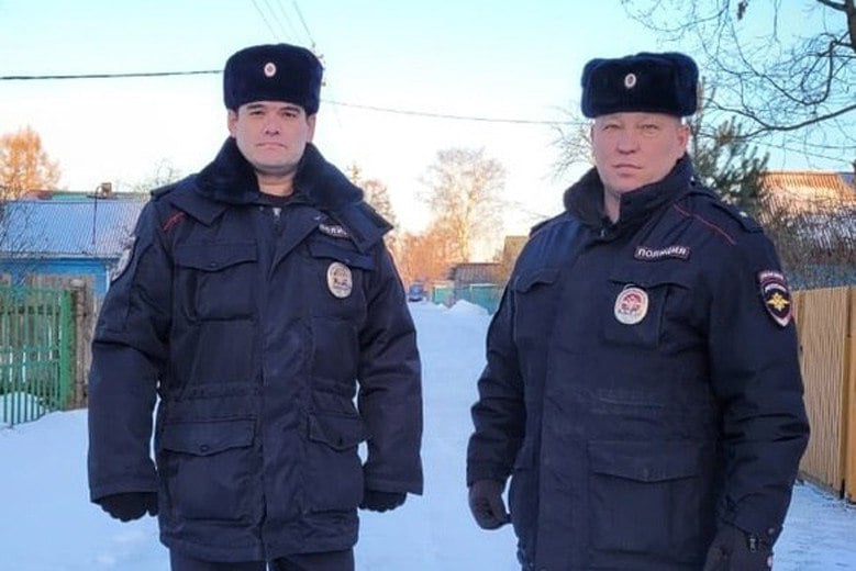 В Вологодском округе полицейские спасли парализованную женщину  В полицию обратился мужчина и рассказал, что его 55-летняя соседка по СНТ уже несколько дней не выходит из дома, хотя ранее он часто ее видел, когда женщина выгуливала четырех своих собак. На звонки вологжанка тоже не отвечала.  По адресу прибыли участковые уполномоченные Владимир Мясников и Юрий Быков. В комнате они увидели лежавшую на полу хозяйку дома. Она открыла глаза, но ничего сказать не смогла.  Как выяснилось, вологжанку частично парализовало, в связи с чем медики госпитализировали ее в городскую больницу в Вологду. Сейчас угрозы жизни пациентки нет.  Что касается временно оставшихся без хозяйки собак, то сосед и полицейские накормили домашних питомцев и нашли для них пристанище.