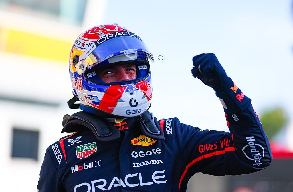 Ферстаппен выиграл квалификацию Гран при Италии Нидерландский пилот Red Bull Макс Ферстаппен стал победителем квалификации 16 го этапа чемпионата Формулы 1 Гран при Италии 27 летний победитель четырех последних сезонов Формулы 1 завоевал пятый в сезоне и 45 й в карьере поул Второй результат показал британец Ландо Норрис из McLaren третий его партнер по команде австралиец Оскар Пиастри В общем зачете Пиастри занимает первое место набрав 309 очков На втором месте Норрис 275 на третьем Ферстаппен 205 Гонка Гран при Италии пройдет 7 сентября начало в 16 00 мск Getty Images Подписаться на РБК Спорт