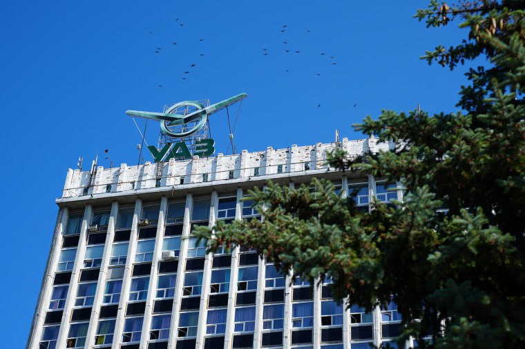 В Ульяновске стартуют экскурсии на местные предприятия Глава города Александр Болдакин заслушал доклад о достигнутых результатах в этом направлении от гендиректора региональной Ассоциации развития туризма и гостеприимства Кристины Петровой Во взаимодействии с областным правительством работаем над повышением туристической привлекательности города Хорошей поддержкой в этом является Президентский нацпроект Туризм и гостеприимство Отдельным направлением развития стал промышленный туризм Мы налаживаем взаимодействие с городскими предприятиями по возможности посещения производственных площадок туристами из других регионов Данный проект мы защитили в Сколково а сейчас приступили к его реализации Растёт спрос на внутренний туризм Прошу профильные службы учитывать это в своей работе и продолжать разработку новых туристических проектов подчеркнул Александр Болдакин Одно из важных направлений работы Ассоциации развитие промышленного туризма Это направление реализуется совместно с администрацией Ульяновска и Центром развития предпринимательства Успешными примерами такого партнерства стали проекты со станкостроительным заводом и компанией Эфес Первые экскурсии начнутся в начале октября Также в настоящее время ведутся переговоры о запуске экскурсий на УАЗ Подробнее