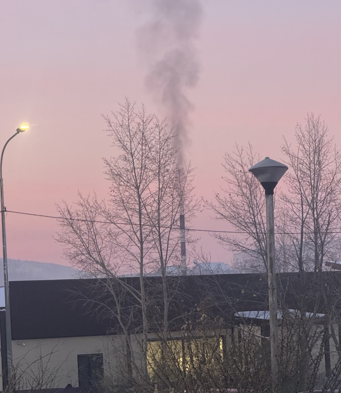 Региональный эконадзор в течение недели проведет обследования 10 котельных на территории Читы Сотрудники экологического надзора Минприроды Забайкальского края на текущей неделе проведут 10 рейдовых мероприятий по котельным Читы на выявление нарушений в области охраны атмосферного воздуха  По каждому объекту составляются акты осмотра В случае выявления нарушений проводится профилактика а также материалы направляются в органы прокуратуры для принятия мер реагирования При проведение обследований самые распространённые нарушения встречаются в виде непостановки объектов негативного воздействия на государственный учет несогласование плана мероприятий при наступлении неблагоприятных метеорологических условий непроведение производственного экологического контроля Минприроды эконадзор Минприроды Забайкалья всегда с Вами ВК ОК ТГ