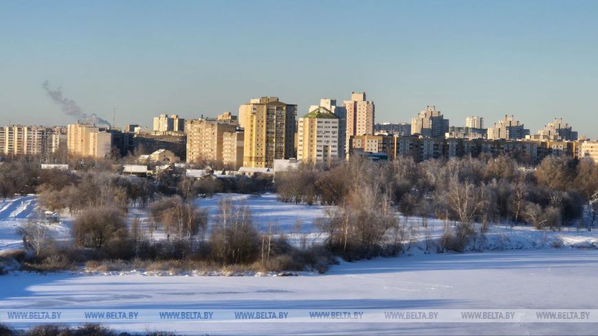 Напоминаем в каких случаях занятия в школе могут отменить из за сильного мороза Решение о временном приостановлении образовательного процесса в учреждениях общего среднего и специального образования принимается местными исполнительными и распорядительными органами при 25 градусах мороза и ниже на 7 00 и скорости движения воздуха более 3 м с При этом не допускается проведение учебных занятий по физической культуре спортивно массовых и физкультурно оздоровительных мероприятий с обучающимися на открытом воздухе при температуре воздуха ниже 15 градусов мороза и скорости движения воздуха более 3 м с подчеркнули в Департаменте контроля качества образования Министерства образования  С учетом сложившихся погодных условий в конкретной местности родители вправе принять решение не отправлять детей в учреждение образования вне зависимости от температуры Министерство образования напоминает что в этом случае по месту пребывания детей должны быть обеспечены максимально безопасные условия а также необходимо заблаговременно предупредить воспитателя детского сада или классного руководителя В случае если ребёнок остаётся дома дополнительные документы в учреждение образования предоставлять не потребуется отметили в Минобразования