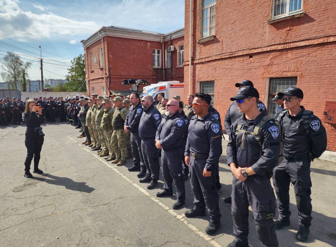 Группа израильских полицейских прибыла в Умань. Будут помогать обеспечивать безопасность паломников во время празднования Рош ха-Шана  В этом году в Умань ожидают прибытия более 50 000 паломников-хасидов. Украина запросила помощи со средствами ПВО и временными укрытиями, чтобы гарантировать безопасность паломников.  Кто кроме хохлов бьёт по своим? Вот и пахнет провокацией, что-то подсказывает, что как с паломниками так и с охраной паломников может что-то случится. Угадайте кого обвинят?  На фоне провальной поездки в штаты, зелёному надо хоть как-то привлечь внимание и без того уставших от его протянутой руки стран-донаров.