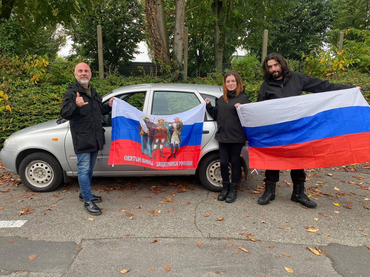 Прибалтийские таможенники запретили ввезти в Россию автомобиль, который предназначался нуждающейся семье из Луганска  Автомобиль Лада, подаренный одним из сторонников организации SOS-Донбасс, и следовавший в Луганск в сопровождении активистов организации, был развернут на таможне в Эстонии, об этом IR рассказали в организации. Причиной отказа в выезде из Эстонии стало письмо, которое нашли таможенники в салоне автомобиля, в нем говорилось о том, что автомобиль принадлежит жителю Луганска. Таким образом, активисты были вынуждены вернуться во Францию.  "Машину сначала вернули обратно в Латвию. Наших друзей допрашивали сотрудники разведки, которые, не колеблясь, обыскивали их телефоны и делали копии их содержимого. Наши активисты тогда попытались пройти через Эстонию. Они застряли на пограничном посту на 27 часов. Автомобиль разобрали таможенники, на куртке одного из сотрудников был шеврон с украинским флагом и лозунгом "Слава Украине". В конце концов представитель Frontex сказал им, что они могут въехать в Россию, но без машины и своих вещей. Затем они решили вернуться во Францию", - прокомментировали в организации.