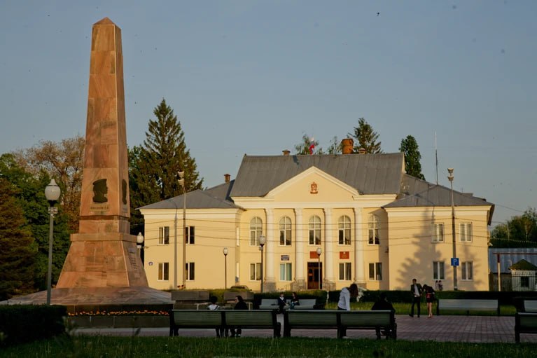 Второй пошел Туристический налог введут в Тольятти в 2026 году Вслед за Жигулевском сбор с туристов вводят с 1 января 2026 года и в Тольятти Предполагается что туристический налог будет дифференцирован по сезонам с 1 января по 31 марта и с 1 октября по 31 декабря 2026 года он составит 0 5 с 1 апреля по 30 сентября 1 Ставка будет постепенно увеличиваться до 2030 года Максимальная составит 5 От туристического налога освободят несовершеннолетних и их законных представителей или сопровождающих вынужденных переселенцев Ожидается что поступления в бюджет Автограда от сбора туристического налога в 2026 году могут превысить 36 млн рублей   Подпишись на truekpru63 Мы в MAX
