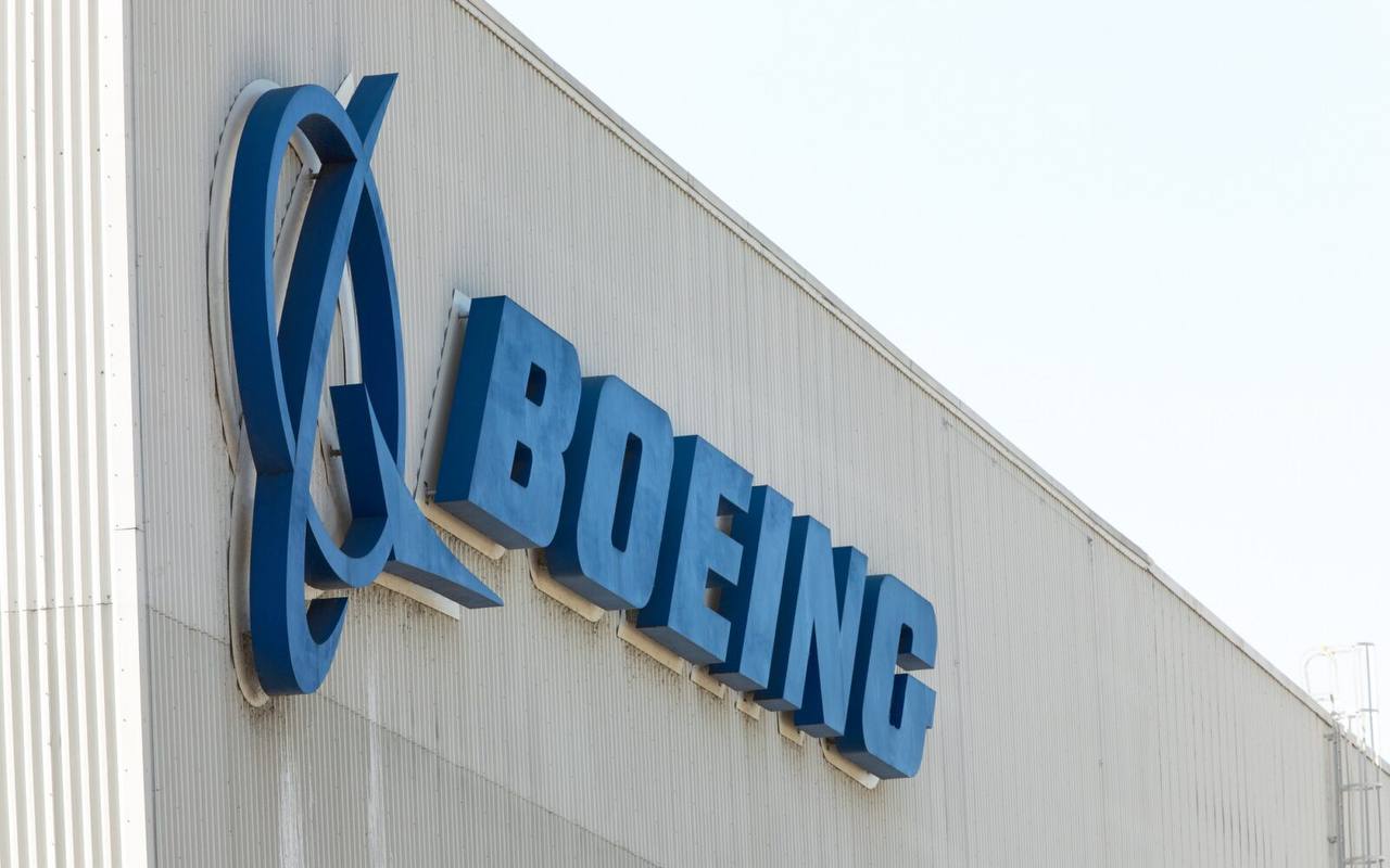 Boeing сообщил о рекордных убытках в IV квартале  Компания Boeing на прошлой неделе объявила об ожидаемом убытке в размере 4 млрд долларов за IV квартал 2024 года, вызванном забастовкой работников и дополнительными расходами в оборонном секторе. В конце прошлого года семинедельная забастовка на Западном побережье США и сложности в оборонных проектах привели к значительным финансовым потерям.   По словам руководства Boeing, компания уже принимает меры для стабилизации ситуации, включая новое соглашение с профсоюзом IAM и улучшение финансовой стабильности за счёт привлечения капитала. Впрочем, убытки отразились и на программах Boeing, таких как 777X и 767.  С подразделениями Defense, Space & Security ситуация не лучше. Ожидаемый убыток подразделения - 1,7 млрд долларов, из них на программы KC-46 Pegasus приходится 800 млн, на T-7A Red Hawk 500 млн, а остальная сумма на проекты VC-25 и MQ-25. Причиной называется рост производственных затрат.   Boeing ожидает доходы за четвёртый квартал в 15,2 млрд долларов, но с убытком на акцию в 5,46 доллара, что явно не радует инвесторов.   Boeing подчеркивает, что заявленные финансовые результаты являются «предварительными, неаудированными и подлежат подтверждению, и могут измениться в результате продолжающегося обзора со стороны руководства».  Предварительные результаты могут измениться, но текущая картина рисует Boeing в непростом положении, требующем серьёзных усилий для восстановления.    AviaNews