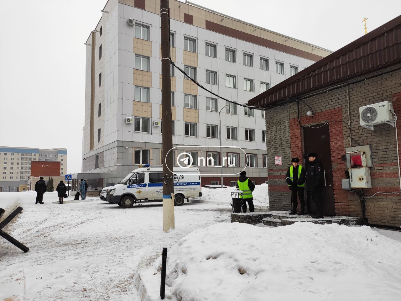 Беспилотник упал на крышу нижегородской академии МВД. В учебном заведении рассказали, что это были учения и произошла осечка, из-за которой дрон и рухнул на здание.  «У нас все хорошо, никак взрывов не было. У нас были учения, но уже все на своих местах. Все звонят, думают, что нас уже всех похоронили. Но все в порядке», — объяснили в самой академии.