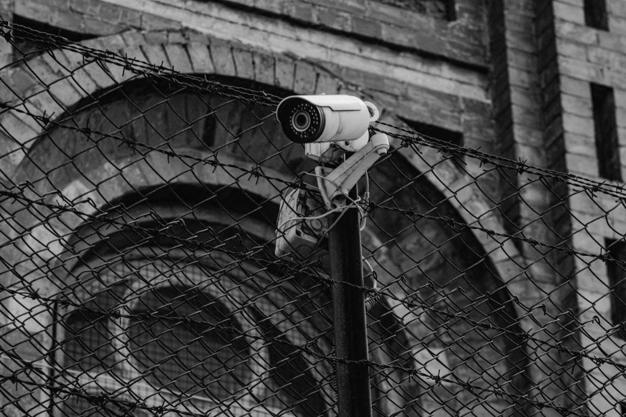 В Кыргызстане признали экстремистскими три интернет издания Сегодня суд в Бишкеке признал экстремистскими киргизские издания Temirov Live Kloop kg Айт айт десе после ходатайства прокуратуры Как пишут СМИ у этих трёх проектов общие основатели Болот Темиров и Ринат Тухватшин проживают за границей Их деятельность тоже признали экстремистской В официальном сообщении суда указаны лишь инициалы учредителей организаций Т Б М и Т Р Р Теперь в Кыргызстане запрещено ссылаться на материалы указанных изданий нарушение может повлечь за собой возбуждение уголовного дела В сентябре двух бывших сотрудников Kloop приговорили к пяти годам лишения свободы по статье о соучастии в призывах к активному неподчинению законным требованиям представителей власти и к массовым беспорядкам а равно призывам к насилию над гражданами ст 40 и ст 278 ч 3 УК КР Temirov Live Kloop kg Айт айт десе позиционируют себя как независимые онлайн СМИ Редакции проводят журналистские расследования критикуют представителей местной политической элиты Фото pexels com