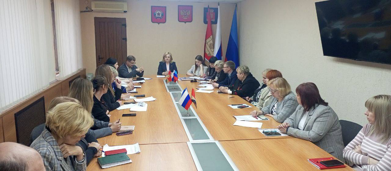 Здоровье подростков – в центре внимания Профилактика употребления психотропных веществ подростками – общая задача всех городских служб: школы, медицины, полиции, родителей. И эту работу необходимо усилить, чтобы обезопасить молодое поколение горожан от последствий для здоровья и самой жизни школьников, которые несет употребление наркотических веществ. Об этом говорили сегодня на заседании антинаркотической комиссии муниципального образования городской округ город Алчевск Луганской Народной Республики под председательством врип Главы городского округа город Алчевск Светланы Гребеньковой. Заседание прошло в Администрации городского округа. По итогам рассмотрения вопросов повестки дня даны поручения усилить профилактическую работу со школьниками и их родителями, подготовить информационные материалы о том, по каким первым признакам родители могут заподозрить ребенка в употреблении психотропных веществ, как провести обследование и куда обратиться за медицинской помощью. Также поручения даны педагогам и школьным психологам вести активную работу с детьми на уроках и в личном общении, говорить о недопустимости употребления наркотиков, которые могут навсегда испортить здоровье ребенка или даже закончиться летальным исходом. Договорились усилить рейдовую работу совместными усилиями полиции и других служб по охране детства, а также наметили ряд других профилактических мер. - Это наша общая задача – оградить новое поколение Алчевска от употребления наркотиков. Это не просто преступление, а деяние, которое влечет необратимые последствия для детей и их семей. Только совместными усилиями мы сможем выиграть борьбу за будущее детей города, за их здоровье и жизнь, - подчеркнула Светлана Гребенькова.