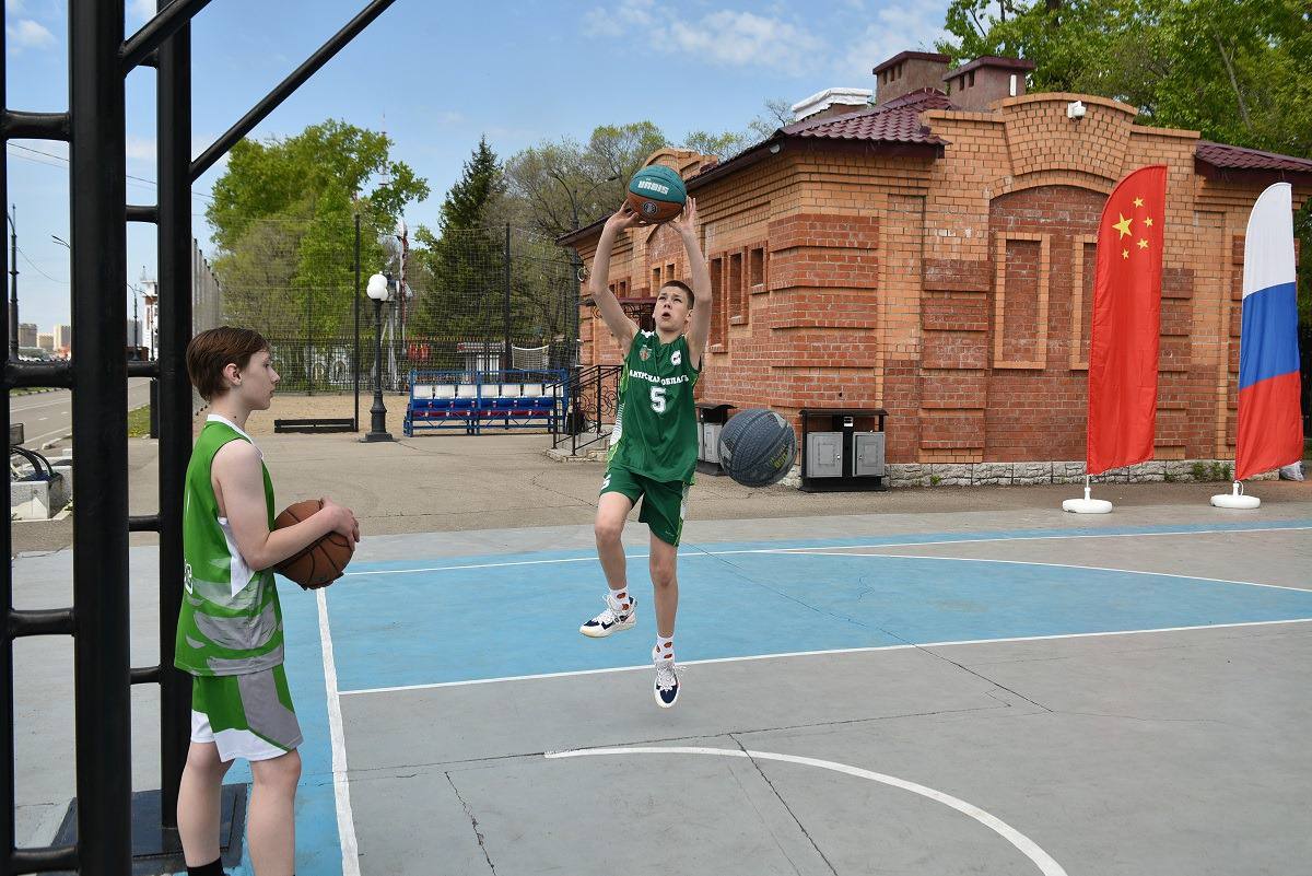 В 2026 году в Благовещенске появится новый спортивный комплекс Его обустроят рядом со школой 5 и спортшколой 1 на Театральной 1 Что будет    3 площадки для уличного баскетбола  две площадки для пляжного волейбола  зона ГТО  площадка с боксерскими грушами и пана футболом  роллердром Спорткомплекс будет работать круглосуточно ampravda