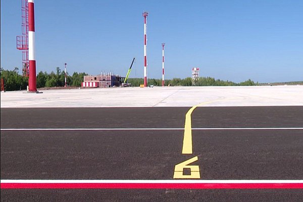 В аэропорту Братска введен в эксплуатацию новый перрон В аэропорту Братск введен в эксплуатацию новый перрон. Это важный этап федерального проекта по реконструкции аэродромной инфраструктуры. 10 июня на площадке впервые разместили лайнер для наземного обслуживания. «Первопроходцем» стал Embraer-170, прилетевший из Новосибирска. Об этом сообщает AVIA.RU. Как рассказали в пресс-службе воздушной гавани, новый перрон занимает около 35 тысяч квадратных метров, это почти пять футбольных полей. Толщина армированного бетона достигает 62 см. На поверхность нанесена разметка, согласно которой передвигается воздушный и наземный транспорт. С высоты 35 метров перрон освещают светодиоды, расположенные на трех мачтах. Еще одна мачта, высотой 16 метров, находится на площадке у строящегося здания аварийно-спасательной службы АСС . Рядом со световыми опорами установлены колонки для обслуживания лайнеров. aviaru.net/n284452