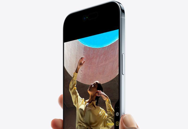 Apple поставила антирекорд и виной всему iPhone Air Свежие данные SellCell показывают ультратонкий iPhone Air стал самым быстро дешевеющим смартфоном Apple за последние годы Интерес аудитории к необычно тонкому корпусу так и не перерос в реальный спрос это по мнению аналитиков и подтолкнуло компанию к решению завершить производство модели уже в этом году Всего за десять недель после покупки iPhone Air теряет в среднем 44 3 своей стоимости Для сравнения iPhone 17 минус 34 6 iPhone 16 минус 39 iPhone 14 минус 36 6 Антирекорд версия Air с 1 ТБ памяти падение достигает 47 7 Для Apple это худшая динамика с 2022 года При этом остальные модели линейки iPhone 17 демонстрируют лучшие показатели удержания цены Лидером устойчивости стал iPhone 17 Pro Max на 256 ГБ он теряет лишь 26 1 Базовый iPhone 17 показывает колебания в диапазоне от 32 9 до 40 8 что всё равно заметно лучше Air Аналитики отмечают если стоимость остальных моделей Apple стабилизируется примерно через десять недель то у iPhone Air падение продолжается Разрыв между ним и старшими версиями достигает десяти процентных пунктов и продолжает расти Эксперты предполагают что на резкое обесценивание влияет и скепсис покупателей доступность запчастей ремонтопригодность и сама судьба модели остаются под вопросом Статистика SellCell основана на анализе цен более чем 40 компаний в США занимающихся выкупом устройств что делает выводы особенно показательными appleinside apple appleinside iphoneair