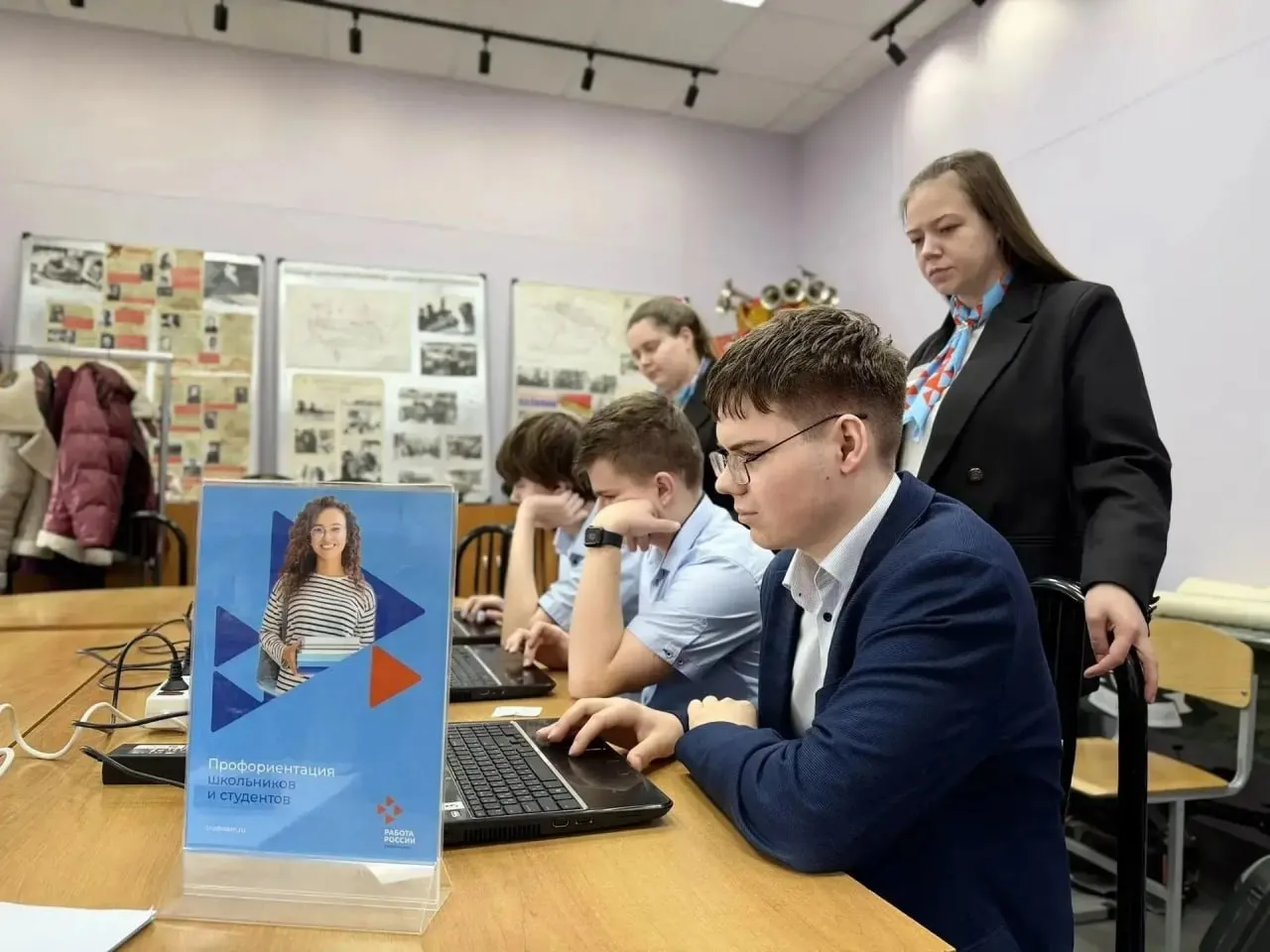 В Тверской области ведется комплексная работа по трудоустройству молодых людей Чтобы помочь ребятам определиться с профессией еще на этапе учебы в Верхневолжье по президентскому нацпроекту Кадры стартовала масштабная система профориентации и маршрутизации молодежи Глава Тверской области Виталий Королев на региональном этапе Всероссийской ярмарки трудоустройства оценил ход и результаты этой работы и по итогам общения с работодателями студентами и школьниками принял решение о реализации новой программы по трудоустройству молодых Особое внимание в ней уделяется студентам по итогам анкетирования четверть выпускников 40 колледжей региона не имеют четкого представления о том где будут работать Консультанты разработают для них индивидуальные планы подберут меры помощи проведут тренинги и встречи с работодателями Молодые люди уже побывали с экскурсиями на 43 предприятиях Подробнее по ссылке нацпроекты69 Подписаться на Тверская область Официально в МАХ