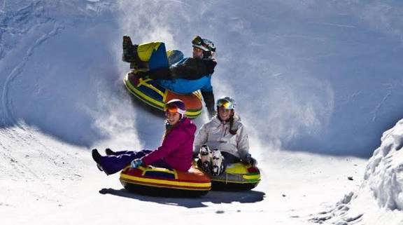 МВД предупреждает катание на баллонах опасно для жизни МВД призывает кыргызстанцев внимательно относиться к мерам безопасности во время активных развлечений в том числе при отдыхе в горах В ведомстве напомнили что катание на баллонах тюбингах представляет серьезную опасность часто такие спуски заканчиваются падениями и тяжелыми травмами Основные опасности данного вида развлечений высокая скорость и потеря управления тюбинг разгоняется быстрее санок и не поддается управлению столкновения существует риск наезда на деревья камни других людей тюбинги или выезда на проезжую часть В МВД призвали во избежание трагических последствий кататься на тюбингах только в специально оборудованных местах строго соблюдая правила безопасности Подписаться на news24kg Связаться с админом news24kg admin