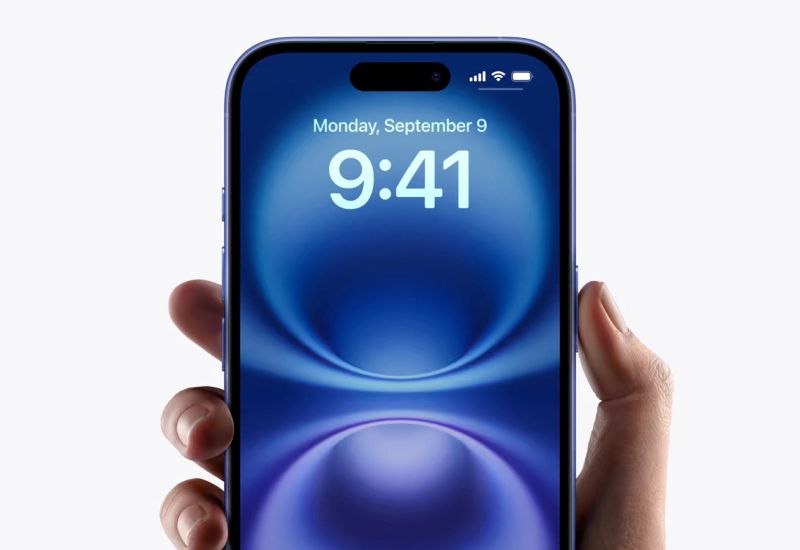 Apple планирует «допилить» ИИ-вариант Siri к весне следующего года Тема реализации всех намеченных ИИ-функций голосового интерфейса Siri для компании Apple остаётся весьма болезненной, ведь предвкушать их появление она начала ещё в прошлом году при подготовке к анонсу iPhone 16. Теперь Марк Гурман из Bloomberg утверждает, что модернизация Siri намечена на весну 2026 года, когда выйдет обновление iOS 26.4. Традиционно, как поясняет источник, четвёрка в нумерации обновлений ОС для Apple означала выход соответствующего ПО в марте, но в случае с iOS 26.4 о такой привязке пока говорить рано. Официально Apple лишь отмечает, что модернизация Siri запланирована на следующий год. Если на данном этапе разработка новых функций будет продвигаться успешно, то предварительную их демонстрацию Apple может запланировать на осень текущего года, когда состоится анонс нового поколения iPhone. Siri впервые была представлена в 2011 году, и в июне прошлого года должна была пережить крупнейшую за время своего существования модернизацию, связанную с внедрением функций искусственного интеллекта. С реализацией данного плана у Apple возникли задержки, и это в некоторой степени стало ударом по репутации компании. Как поясняет Bloomberg, сотрудники маркетингового подразделения Apple и разработчики перекладывают вину за этот провал друг на друга. Дипфейкер Наш бот для дипфейков Новый бот