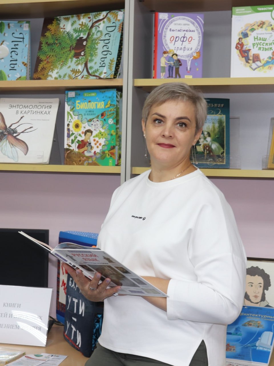 Библиотекарь Самарской областной детской библиотеки Мария Батаева стала библиотекарем года В рамках Ежегодного совещания руководителей библиотек России 2025 в Москве прошло торжественное подведение итогов и награждение победителей всероссийского конкурса Библиотекарь года 2025 Лучшим детским библиотекарем 2025 года стала заведующая отделом читальных залов библиотеки Мария Николаевна Батаева Награждение прошло в стенах Российской государственной библиотеки с участием представителей Министерства культуры России и федеральных и центральных региональных библиотек Мария Николаевна посвятила уже более 31 года библиотечной работе Начинала свой путь в профессию сельским библиотекарем в Большечерниговском районе Сегодня она автор и куратор многих масштабных проектов Самарской областной детской библиотеки