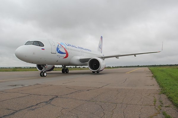 Уральские авиалинии сокращают перевозки на фоне сложностей с Airbus А320neo Авиакомпания Уральские авиалинии в первом полугодии этого года сократила пассажиропоток на 7 по сравнению с тем же периодом прошлого до 3 9 млн человек одной из причин этого названы сложности с поддержанием летной годности самолетов Airbus А320neo Об этом сообщает Интерфакс Негативные факторы влияющие на деятельность авиационной отрасли в целом и на Уральские авиалинии в частности а также трудности возникшие у компании с поддержанием летной годности самолетов нового поколения Airbus neo состоящих в парке авиакомпании привели к снижению операционных показателей сказано в отчете компании за 6 месяцев года aviaru net n287144