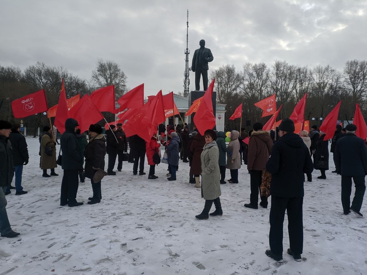 Годовщину соцреволюции отметят митингом коммунисты Комсомольска  107-летие Великой Октябрьской социалистической революции отметят митингом коммунисты Комсомольска-на-Амуре. КПРФ проведёт собрание на площади Ленина 7 ноября в 11:45, говорится в сообщении городского отделения партии. Информации о согласовании публичного мероприятия в сообщении нет.