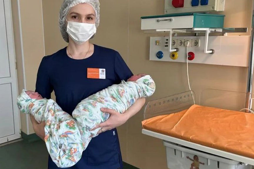 Более 130 амурчан родились благодаря ЭКО национальный проект Семья помогает стать родителями По данным регионального минздрава в этом году врачи выполнили более 400 процедур ЭКО по полису ОМС Результатом стало рождение более 130 малышей среди которых 20 пар близнецов Чаще всего за помощью к вспомогательным репродуктивным технологиям обращаются женщины старше 35 лет Мы заботливо сопровождаем каждую пациентку с момента поступления в наше отделение с диагнозом бесплодие устанавливаем точную причину заболевания стараемся решить проблему консервативными методами а при невозможности направляем на процедуру экстракорпорального оплодотворения ЭКО Если женщина иногородняя дистанционно продолжаем сопровождать оставаясь всегда на связи сказала заведующая отделением вспомогательных репродуктивных технологий Елена Каленкович АОТВ Фото t me minzdravamur