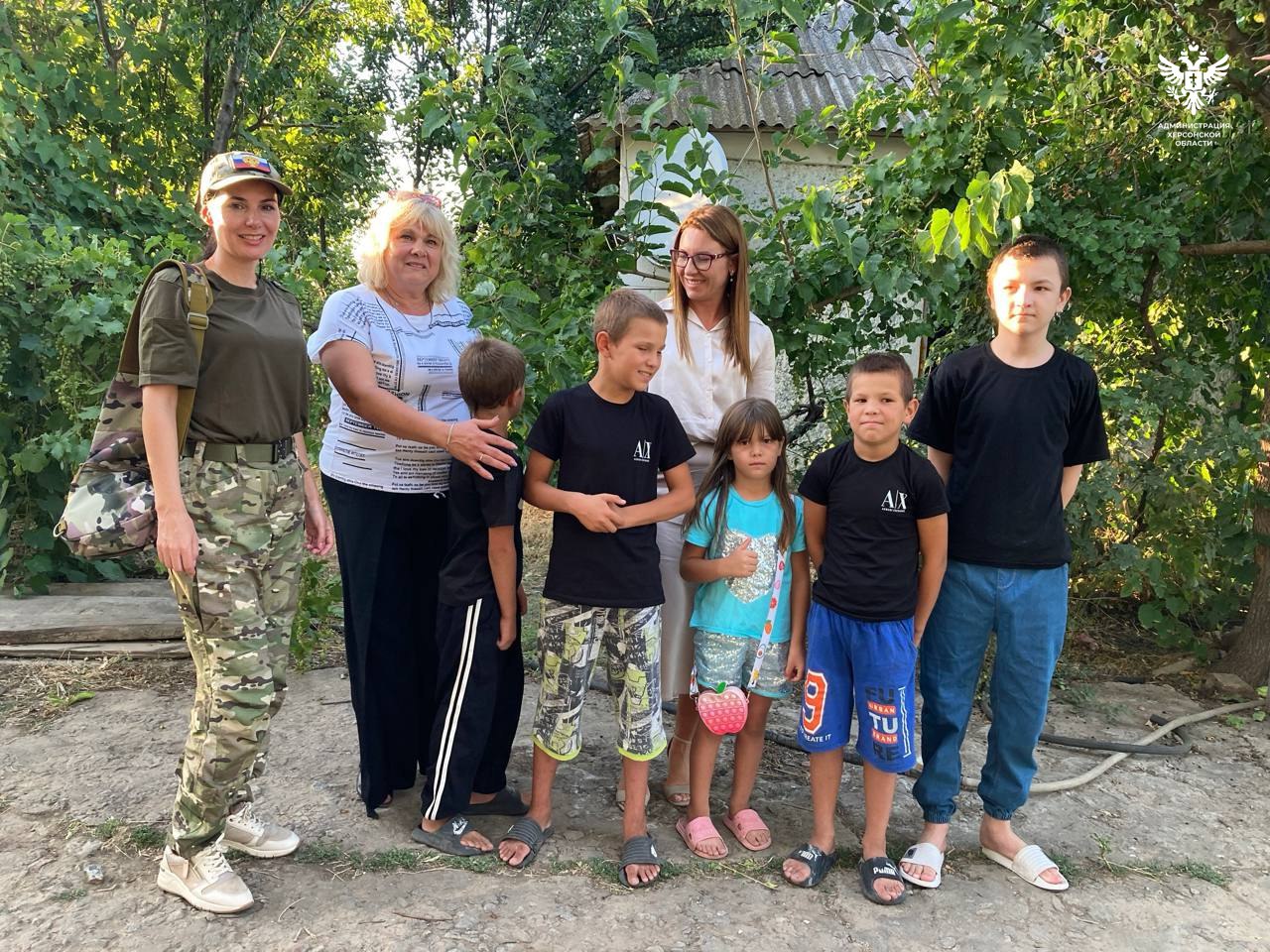 Адресная помощь многодетной семье погибшего участника СВО: группа компаний-застройщиков «Новострой» и «Синее море» помогли собрать детей в летний лагерь В Херсонской области оказана адресная помощь многодетной семье погибшего участника специальной военной операции. Благодаря совместным усилиям филиала фонда «Защитники Отечества», местной администрации и службы по делам несовершеннолетних дети семьи Натальи Юрьевны получили путёвки в оздоровительный лагерь в Анапе. Это стало важным шагом в их физическом и эмоциональном восстановлении. Фонд «Защитники Отечества» помог не только с оформлением положенных государственных выплат, но и позаботился о полноценном благополучии семьи. В рамках акции по поддержке детей, оставшихся без отца, группа компаний-застройщиков «Новострой» и «Синее море» при участии Марии Саржевской и «Экспертного совета» передали семье комплекты летней одежды, удобную обувь, портфели и пляжные принадлежности для подготовки к поездке. Сайт ВК ОК #Администрация_Херсонская_область